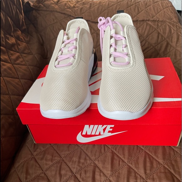 Nike Womens WMNS Air Max Motion 2 Size 8.5. Color OREWOOD BRN/METALLIC COPPER - Picture 5 of 12